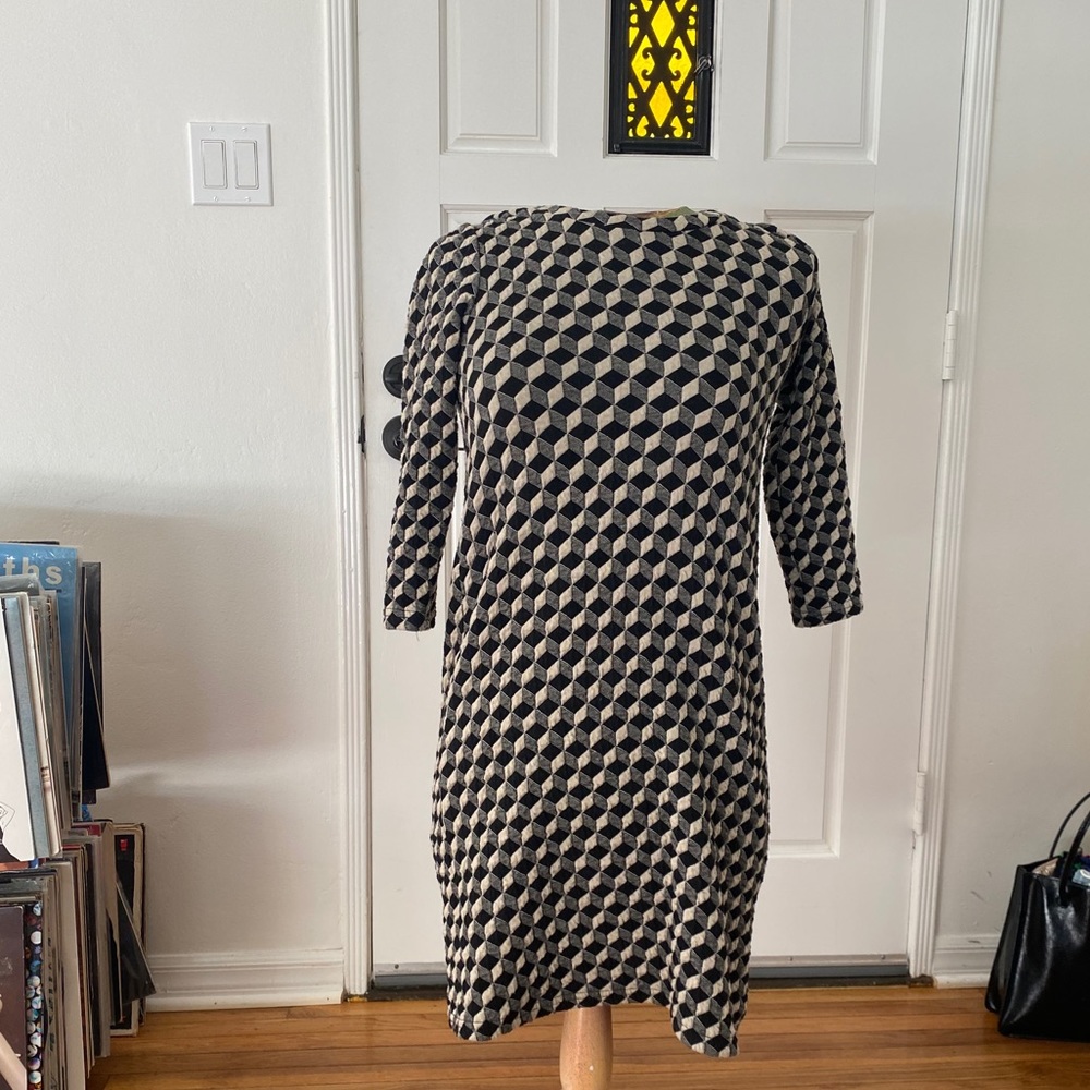 Monki half sleeve quilted geometric shift dress